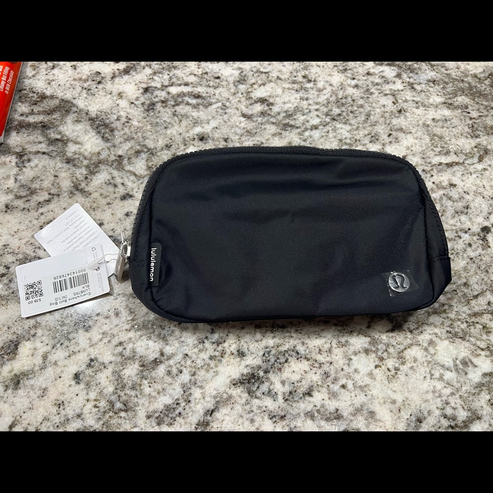 Lululemon Everywhere Belt Bag black